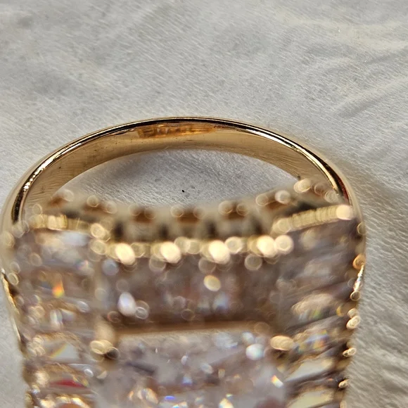 Elegant Gold and Silver Women's Ring - Picture 13 of 15
